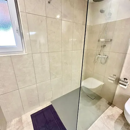 New Lunarglow 3-room With Free Parking Apartmán