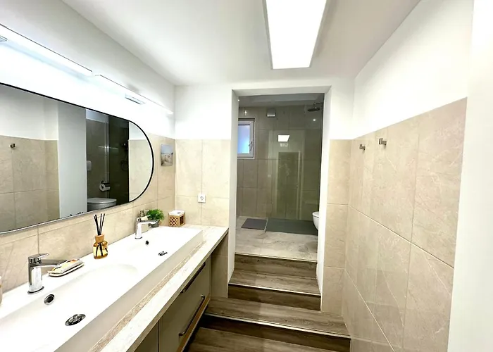 New Lunarglow 3-room With Free Parking Apartment *